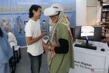 Warga menyaksikan pameran keliling museum digital gunung seulawah dengan menggunakan virtual reality di Banda Aceh, Aceh, Sabtu (4/2/2023). Pameran keliling yang diselenggarakan tim museum digital gunung seulawah dan mahasiswa jurusan Arsitektur dan Perencanaan Fakultas Teknik Universitas Syiah Kuala bertujuan untuk membangun platform digital untuk pelestarian lingkungan dan pengembangan kawasan serta wisata alam gunung api Seulawah. Antara Aceh/Irwansyah Putra.