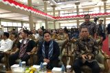 Menteri BUMN Erick Tohir disambut masyarakat dan ratusan mahasiswa Universitas Tanjungpura saat tiba di Kalimantan Barat, Sabtu (4/2/2023). Menteri BUMN sedianya akan menghadiri sejumlah kegiatan dan acara perayaan Cap Go Meh di Kota Pontianak serta Singkawang. ANTARA KALBAR/Sucia Lucinda/jhw