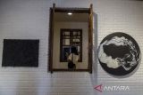 Pengunjung melihat karya seni rupa pada pameran bertajuk Hitam di Grey Art Gallery, Bandung, Jawa Barat, Sabtu (4/2/2023). Pameran yang diikuti 129 seniman Indonesia tersebut menampilkan tema hitam sebagai penafsiran sederhana dalam berkesenian dan berkehidupan sosial. ANTARA FOTO/Novrian Arbi/agr