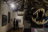 Pengunjung melihat karya seni rupa yang dipajang pada pameran bertajuk Hitam di Grey Art Gallery, Bandung, Jawa Barat, Sabtu (4/2/2023). Pameran yang diikuti 129 seniman Indonesia tersebut menampilkan tema hitam sebagai penafsiran sederhana dalam berkesenian dan berkehidupan sosial. ANTARA FOTO/Novrian Arbi/agr