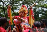  Seorang tatung (dukun Tionghoa yang kerasukan arwah leluhur) beratraksi saat melaksanakan ritual Cuci Jalan di Vihara Tri Dharma Bumi Raya, Kota Singkawang, Kalimantan Barat, Sabtu (4/2/2023). Ratusan tatung Singkawang menggelar ritual Cuci Jalan untuk membersihkan kota setempat dari hal-hal buruk menjelang perayaan Cap Go Meh. ANTARA FOTO/Jessica Helena Wuysang/nym.
