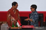 Menteri Luar Negeri Retno Marsudi (kanan) berbicara dengan Menlu Vietnam Bui Thanh Son (kiri) sebelum mengikuti ASEAN Foreign Minister Meeting (AMM) Retreat 2023 di Sekretariat ASEAN, Jakarta, Sabtu (4/2/2023). Pertemuan yang pertama pada masa keketuaan Indonesia di ASEAN sepanjang 2023 tersebut membahas isu-isu terkini di kawasan Asia Tenggara dan luar kawasan Asia Tenggara. ANTARA FOTO/Aditya Pradana Putra/wsj.