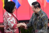 Sekjen ASEAN Kao Kim Hourn (kanan) berbicara dengan Menlu Timor Leste Adaljiza Magno (kiri) sebelum mengikuti ASEAN Foreign Minister Meeting (AMM) Retreat 2023 di Sekretariat ASEAN, Jakarta, Sabtu (4/2/2023). Pertemuan yang pertama pada masa keketuaan Indonesia di ASEAN sepanjang 2023 tersebut membahas isu-isu terkini di kawasan Asia Tenggara dan luar kawasan Asia Tenggara. ANTARA FOTO/Aditya Pradana Putra/wsj.