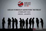 Siluet menteri luar negeri, (dari kiri) Menlu Malaysia Zambry Abdul Kadir, Menlu Filipina Enrique Manalo, Menlu Singapura Vivian Balakrishnan, Menlu Thailand Don Pramudwinai, Menlu Vietnam Bui Thanh Son, Menlu RI Retno Marsudi, Menlu Laos Saleumxay Kommasith, Menlu Brunei Darussalam Dato Erywan Pehin Yusof, Menlu Kamboja Prak Sokhonn, Menlu Timor Leste Adaljiza Magno, dan Sekjen ASEAN Kao Kim Hourn berjalan usai foto bersama dalam ASEAN Foreign Minister Meeting (AMM) Retreat 2023 di Sekretariat ASEAN, Jakarta, Sabtu (4/2/2023). Pertemuan yang pertama pada masa keketuaan Indonesia di ASEAN sepanjang 2023 tersebut membahas isu-isu terkini di kawasan Asia Tenggara dan luar kawasan Asia Tenggara. ANTARA FOTO/Aditya Pradana Putra/wsj.