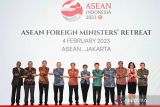 (Dari kiri) Menlu Malaysia Zambry Abdul Kadir, Menlu Filipina Enrique Manalo, Menlu Singapura Vivian Balakrishnan, Menlu Thailand Don Pramudwinai, Menlu Vietnam Bui Thanh Son, Menlu RI Retno Marsudi, Menlu Laos Saleumxay Kommasith, Menlu Brunei Darussalam Dato Erywan Pehin Yusof, Menlu KambojaÂ Prak Sokhonn, Menlu Timor Leste Adaljiza Magno, dan Sekjen ASEAN Kao Kim Hourn berfoto bersama dalam ASEAN Foreign Minister Meeting (AMM) Retreat 2023 di Sekretariat ASEAN, Jakarta, Sabtu (4/2/2023). Pertemuan yang pertama pada masa keketuaan Indonesia di ASEAN sepanjang 2023 tersebut membahas isu-isu terkini di kawasan Asia Tenggara dan luar kawasan Asia Tenggara. ANTARA FOTO/Aditya Pradana Putra/wsj.