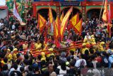 Warga mengarak altar tatung usai memberikan penghormatan di Vihara Tri Dharma Bumi Raya di Kota Singkawang, Kalimantan Barat, Sabtu (4/2/2023). Ratusan tatung (dukun Tionghoa yang kerasukan arwah leluhur) dan arak-arakan naga turun ke jalan untuk menggelar pawai dan atraksi di sejumlah ruas jalan utama Kota Singkawang guna menyambut perayaan Cap Go Meh pada Minggu (5/2/2023). ANTARA FOTO/Jessica Helena Wuysang/wsj.