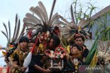 Warga membawa altar tatung saat mengikuti pawai tatung di Kota Singkawang, Kalimantan Barat, Sabtu (4/2/2023). Ratusan tatung (dukun Tionghoa yang kerasukan arwah leluhur) dan arak-arakan naga turun ke jalan untuk menggelar pawai dan atraksi di sejumlah ruas jalan utama Kota Singkawang guna menyambut perayaan Cap Go Meh pada Minggu (5/2/2023). ANTARA FOTO/Jessica Helena Wuysang/wsj.