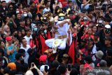 Sejumlah warga menyaksikan atraksi tatung di Vihara Tri Dharma Bumi Raya, Kota Singkawang, Kalimantan Barat, Sabtu (4/2/2023). Ratusan tatung (dukun Tionghoa yang kerasukan arwah leluhur) dan arak-arakan naga turun ke jalan untuk menggelar pawai dan atraksi di sejumlah ruas jalan utama Kota Singkawang guna menyambut perayaan Cap Go Meh pada Minggu (5/2/2023). ANTARA FOTO/Jessica Helena Wuysang/wsj.