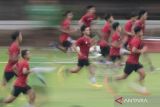 Sejumlah pesepak bola Timnas U-20 berlatih di Lapangan A Senayan, Jakarta, Jumat (3/2/2023). Timnas U-20 mulai menjalani pemusatan latihan jelang kejuaraan Piala Asia 2023 di Uzbekistan. ANTARA FOTO/Wahyu Putro A/wsj.