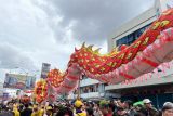 Perayaan Cap Go Meh di Kota Pontianak di meriahkan dengan atraksi puluhan naga di Jalan Gajah Mada, Ahad (5/1). Atraksi yang dimulai sekitar pukul 13.00 WIB itu menarik perhatian masyarakat yang berduyun menyaksikannya sehingga beberapa ruas jalan di sentral bisnis Kota Khatulistiwa itu terpakss ditutup. Foto ANTARA/Evy R. Syamsir