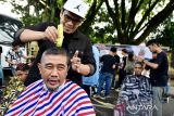 Sejumlah warga menyukur rambut mereka untuk memperingati Hari Kanker Sedunia di Kota Banda Aceh, Aceh, Minggu (5/2/2023). Antara Aceh/FB Anggoro