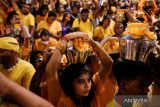 Umat Hindu Tamil membawa kendi berisi susu saat berjalan menuju Kuil Sri Subramaniar Swamy pada perayaan Thaipusam di Batu Caves, Selangor, Malaysia, Minggu (5/2/2023). Tradisi Thaipusam jatuh pada bulan purnama dan dirayakan pada minggu terakhir Januari hingga awal Februari untuk mengenang Dewa Murugan, anak dari Dewa Siwa atas kemenangannya melawan iblis jahat. ANTARA BALI/REUTERS/Hasnoor Hussain/wsj.