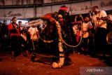 Seorang Umat Hindu Tamil menerima tindikan benda tajam di punggungnya saat perayaan Thaipusam di kawasan Kuil Sri Subramaniar Swamy, Batu Caves, Selangor, Malaysia, Minggu (5/2/2023). Tradisi Thaipusam jatuh pada bulan purnama dan dirayakan pada minggu terakhir Januari hingga awal Februari untuk mengenang Dewa Murugan, anak dari Dewa Siwa atas kemenangannya melawan iblis jahat. ANTARA BALI/REUTERS/Hasnoor Hussain/wsj.