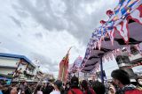 Perayaan Cap Go Meh di Kota Pontianak di meriahkan dengan atraksi puluhan naga di Jalan Gajah Mada, Ahad (5/1). Atraksi yang dimulai sekitar pukul 13.00 WIB itu menarik perhatian masyarakat yang berduyun menyaksikannya sehingga beberapa ruas jalan di sentral bisnis Kota Khatulistiwa itu terpakss ditutup. Foto ANTARA/Evy R. Syamsir.