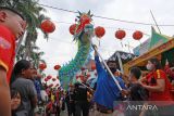 Pemain Liong beraksi dalam acara Festival Pecinan, di Cirebon, Jawa Barat, Minggu (5/2/2023). Perayaan Cap Go Meh dengan membawa sejumlah Kongco keliling kota tersebut sekaligus mengakhiri perayaan Imlek tahun 2023. ANTARA FOTO/Dedhez Anggara/agr