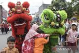 Warga memberikan angpau kepada barongsai saat kirab budaya di Kabupaten Ciamis, Jawa barat, Minggu (5/2/2023). Kirab budaya tersebut untuk dalam rangka memeriahkan puncak perayaan Cap Go Meh yang diselenggarakan oleh Klenteng Hok Tek Bio Ciamis dalam upaya menjaga toleransi antar umat beragama. ANTARA FOTO/Adeng Bustomi/agr