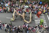 Atraksi Naga Lion saat kirab budaya di Kabupaten Ciamis, Jawa barat, Minggu (5/2/2023). Kirab budaya tersebut untuk dalam rangka memeriahkan puncak perayaan Cap Go Meh yang diselenggarakan oleh Klenteng Hok Tek Bio Ciamis dalam upaya menjaga toleransi antar umat beragama. ANTARA FOTO/Adeng Bustomi/agr