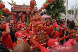 Warga keturunan Tionghoa memanggul joli berisi Kongco (patung dewa) saat perayaan Cap Go Meh di Klenteng Dewi Welas Asih, Cirebon, Jawa Barat, Minggu (5/2/2023). Perayaan Cap Go Meh dengan membawa sejumlah Kongco keliling kota tersebut sekaligus mengakhiri perayaan Imlek tahun 2023. ANTARA FOTO/Dedhez Anggara/agr