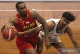 Pebasket Bali United Basketball Sandy Febriansyah Kurniawan (kanan) berusaha menghentikan laju pebasket Elang Pacific Caesar Surabaya Christopher Jordan Barnes (kiri) dalam pertandingan Indonesia Basketball League (IBL) 2023 Seri II di GOR Big Arena Bimasakti, Malang, Jawa Timur, Sabtu (4/2/2023). Bali United mengalahkan Pacific Caesar dengan skor 80-72. ANTARA FOTO/Ari Bowo Sucipto/wsj.