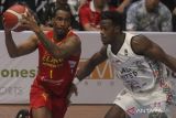 Pebasket Elang Pacific Caesar Surabaya Christopher Jordan Barnes (kiri) berusaha melewati hadangan pebasket Bali United Basketball Julius Bowie (kanan) dalam pertandingan Indonesia Basketball League (IBL) 2023 Seri II di GOR Big Arena Bimasakti, Malang, Jawa Timur, Sabtu (4/2/2023). Bali United mengalahkan Pacific Caesar dengan skor 80-72. ANTARA FOTO/Ari Bowo Sucipto/wsj.