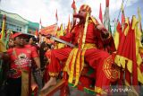 Seorang Tatung (dukun Tionghoa yang kerasukan arwah leluhur) beratraksi dalam pawai perayaan Cap Go Meh 2574 di Kota Singkawang, Kalimantan Barat, Minggu (5/2/2023). Perayaan Cap Go Meh yang dimeriahkan dengan atraksi ratusan tatung dan seni budaya Tionghoa lainnya tersebut kembali digelar di Kota Singkawang setelah sebelumnya vakum selama dua tahun karena pandemi COVID-19. ANTARA FOTO/Jessica Helena Wuysang/wsj.