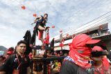 Seorang Tatung (dukun Tionghoa yang kerasukan arwah leluhur) beratraksi dalam pawai perayaan Cap Go Meh 2574 di Kota Singkawang, Kalimantan Barat, Minggu (5/2/2023). Perayaan Cap Go Meh yang dimeriahkan dengan atraksi ratusan tatung dan seni budaya Tionghoa lainnya tersebut kembali digelar di Kota Singkawang setelah sebelumnya vakum selama dua tahun karena pandemi COVID-19. ANTARA FOTO/Jessica Helena Wuysang/wsj.