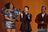 Penyanyi Lizzo menerima penghargaan Grammy kategori Record of The Year untuk 