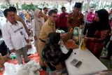 Pj Wali Kota Banda Aceh Bakri Siddiq (tengah) memantau operasi pasar tanggap inflasi di Banda Aceh, Aceh, Senin (6/2/2023). Operasi pasar yang diselenggarakan Pemerintah daerah bersama Perum Bulog bertujuan untuk mengendalikan harga dan menekan laju inflasi pada awal 2023. Antara Aceh/Irwansyah Putra. (Antara Aceh/IRWANSYAH PUTRA)