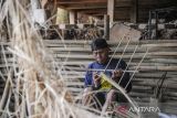 Pekerja menyelesaikan produksi angklung di Udjo Ecoland, Cimenyan, Kabupaten Bandung, Jawa Barat, Senin (6/2/2023). Udjo Ecoland merupakan area agrowisata yang di inisiasi oleh Saung Angklung Udjo dan melibatkan masyarakat untuk berpartisipasi terkait konservasi bambu serta pengolahan sampah terpadu, wisata pertanian dan peternakan. ANTARA FOTO/Raisan Al Farisi/agr