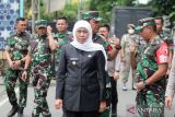 Gubernur Jawa Timur Khofifah Indar Parawansa (tengah) mengikuti Apel Gelar Pasukan pengamanan Resepsi Satu Abad Nahdlatul Ulama (NU) di parkir timur Gelora Delta Sidoarjo, Jawa Timur, Senin (6/2/2023). Apel gelar pasukan yang diikuti ribuan personel gabungan jajaran TNI, Polri dan instansi terkait bertujuan untuk pengamanan terbaik dalam menjaga kondusifitas Kamtibmas Resepsi Puncak Harlah 1 Abad NU. ANTARA Jatim/Umarul Faruq/zk