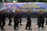 Personel Korps Brimob mengikuti apel gelar pasukan pengamanan Resepsi Satu Abad Nahdlatul Ulama (NU) di parkir timur Gelora Delta Sidoarjo, Jawa Timur, Senin (6/2/2023). Apel gelar pasukan yang diikuti ribuan personel gabungan jajaran TNI, Polri dan instansi terkait tersebut untuk pengamanan dan menjaga kondusifitas Kamtibmas kegiatan itu. ANTARA Jatim/Umarul Faruq/zk