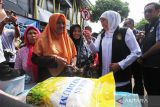 Gubernur Jawa Timur Khofifah Indar Parawansa (ketiga kanan) berbincang dengan pembeli beras murah saat meninjau pelaksanaan operasi pasar murah di Pasar Pucang Anom, Surabaya, Jawa Timur, Sabtu (4/2/2023). Pemprov Jawa Timur bersama Pemkab/Pemkot serta  BULOG menggelar operasi pasar murah di sejumlah pasar di berbagai daerah di Jawa Timur dengan menjual beras dengan harga Rp46 ribu per lima kilogram guna menstabilkan harga beras. ANTARA Jatim/Didik Suhartono/zk