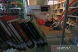 Pengunjung membaca buku di Dinas Perpustakaan dan Arsip Kabupaten Indramayu, Jawa Barat, Senin (6/2/2023). Berdasarkan data Perpustakaan Nasional (Perpusnas), Indeks Pembangunan Literasi Masyarakat Indonesia pada tahun 2022 mencapai 13,55 dan ditargetkan pada tahun 2024 mencapai 15. ANTARA FOTO/Dedhez Anggara/agr
