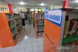 Pengunjung membaca koleksi buku di Dinas Perpustakaan dan Arsip Kabupaten Indramayu, Jawa Barat, Senin (6/2/2023). Berdasarkan data Perpustakaan Nasional (Perpusnas), Indeks Pembangunan Literasi Masyarakat Indonesia pada tahun 2022 mencapai 13,55 dan ditargetkan pada tahun 2024 mencapai 15. ANTARA FOTO/Dedhez Anggara/agr