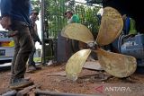 Pekerja menyelesaikan perbaikan baling-baling kapal nelayan di Karangsong, Indramayu, Jawa Barat, Senin (6/2/2023). Perbaikan kapal nelayan yang sudah masuk masa perawatan membutuhkan waktu pengerjaan selama enam bulan meliputi perbaikan badan kapal, mesin dan baling-baling kapal dengan biaya sekitar 60 hingga 150 juta rupiah. ANTARA FOTO/Dedhez Anggara/agr