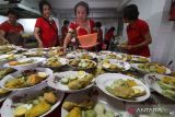 Warga Tionghoa menyiapkan lontong beserta lauk pauknya ke dalam piring di Klenteng Tjoe Hwie Kiong, Kota Kediri, Jawa Timur, Minggu (5/2/2023). Sebanyak 550 porsi lontong disajikan untuk dimakan bersama saat merayakan Cap Go Meh sebagai rangkain penutupan perayaan Tahun Baru Imlek.  ANTARA Jatim/Prasetia Fauzani/zk