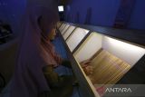 Petugas memeriksa naskah kuno di Pojok Dermayon Dinas Perpustakaan dan Arsip Kabupaten Indramayu, Jawa Barat, Senin (6/2/2023). Kegiatan tersebut sebagai upaya inventarisasi dan digitalisasi naskah kuno yang ada di Indramayu. ANTARA FOTO/Dedhez Anggara/agr