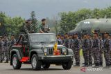 Panglima TNI Laksamana TNI Yudo Margono (kanan) memeriksa pasukan pada upacara Alih Komando dan Pengendalian (Kodal) Pasukan Pemukul Reaksi Cepat (PPRC) TNI di Pangkalan Udara Abd. Saleh Malang, Jawa Timur, Senin (6/2/2023). Panglima TNI Laksamana Yudo Margono menekankan kolaborasi dan sinergi antar-trimatra TNI yakni darat, laut, dan udara yang bertujuan memperkuat PPRC dalam menindak adanya ancaman bersenjata di Indonesia. ANTARA Jatim/Muhammad Mada/ZK