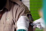 Petugas melakukan penyuntikan vaksin COVID-19 saat vaksinasi penguat kedua bagi ASN di aula Kecamatan Sananwetan Kota Blitar, Jawa Timur, Senin (6/2/2023). Pemberian vaksinasi COVID-19 penguat (booster) kedua bagi sekitar tiga rubuan ASN yang dilaukan oleh pemda setempat sejak akhir januari dan ditargetkan rampung pada akhir Februari tersebut sebagai upaya pencegahan penularan, utamanya bagi ASN yang kesehariannya bersentuhan langsung dengan masyarakat dalam pelayanan kepemerintahan. ANTARA Jatim/Irfan Anshori/zk