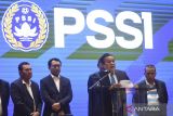 Ketua Komite Banding Pemilihan PSSI Gusti Randa (kedua kanan) didampingi Ketua Komite Pemilihan PSSI Amir Burhanuddin (kedua kiri) mengumumkan daftar calon tetap ketua umum, wakil ketua umum, dan komite eksekutif (exco) PSSI di Lobby GBK Arena, Jakarta, Senin (6/2/2023). Komite Pemilihan dan Komite Banding Pemilihan PSSI menetapkan lima calon ketua umum yakni AA Lanyalla Mattaliti, Arif Putra Wicaksono, Doni Setiabudi, Erick Thohir, dan Fary Djemy Francis, 16 calon wakil ketua umum serta 55 calon exco PSSI. ANTARA FOTO/Indrianto Eko Suwarso/wsj.