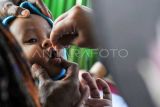 Tenaga medis memberikan vitamin A merah kepada bayi saat pelaksanaan Pos Pelayanan Keluarga Berencana Kesehatan Terpadu (Posyandu) di Kota Bengkulu, Provinsi Bengkulu, Jumat (03/02/2023). Badan Pusat Statistik (BPS) mencatat Angka Kematian Bayi (AKB) selama 50 tahun (1971-2022) mengalami penurunan dari 26 kematian per 1.000 kelahiran turun menjadi 16,85 kematian per 1.000 kelahiran atau turun hampir 90 persen. ANTARA FOTO/Muhammad Izfaldi/Lmo/tom.