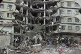 Personel SAR melakukan operasi pencarian korban di sebuah bangunan yang runtuh usai guncangan gempa 7,8 M di Diyarbakir, Turki, Senin (6/2/2023). Otoritas di kedua negara mencatat korban tewas akibat gempa yang mengguncang Turki dan Suriah lebih dari 3.800 orang serta 14.500 orang lainnya terluka dan 4.900 bangunan rata dengan tanah. ANTARA FOTO/REUTERS/Sertac Kayar/wsj.