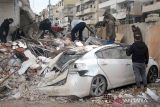Personel SAR melakukan operasi pencarian korban di sebuah gedung yang runtuh usai diguncang gempa 7,8 M di Latakia, Suriah, Senin (6/2/2023). Otoritas di kedua negara mencatat korban tewas akibat gempa yang mengguncang Turki dan Suriah lebih dari 3.800 orang serta 14.500 orang lainnya terluka dan 4.900 bangunan rata dengan tanah. ANTARA FOTO/SANA/Handout via REUTERS/wsj.
