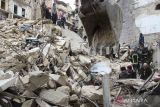 Personel SAR melakukan operasi pencarian korban di sebuah bangunan yang runtuh usai guncangan gempa 7,8 M di Aleppo, Suriah, Senin (6/2/2023). Otoritas di kedua negara mencatat korban tewas akibat gempa yang mengguncang Turki dan Suriah lebih dari 3.800 orang serta 14.500 orang lainnya terluka dan 4.900 bangunan rata dengan tanah. ANTARA FOTO/REUTERS/Firas Makdesi/wsj.