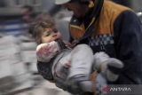 Personel SAR mengevakuasi seorang balita dari sebuah bangunan yang runtuh usai guncangan gempa 7,8 M di rebel-helad Azaz, Suriah, Senin (6/2/2023) seperti yang terlihat dari foto potongan video. Otoritas di kedua negara mencatat korban tewas akibat gempa yang mengguncang Turki dan Suriah lebih dari 3.800 orang serta 14.500 orang lainnya terluka dan 4.900 bangunan rata dengan tanah. ANTARA FOTO/REUTERS TV/via REUTERS/wsj.
