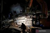 Personel SAR melakukan operasi pencarian korban di sebuah bangunan yang runtuh usai guncangan gempa 7,8 M di Osmaniye, Turki, Senin (6/2/2023). Otoritas di kedua negara mencatat korban tewas akibat gempa yang mengguncang Turki dan Suriah lebih dari 3.800 orang serta 14.500 orang lainnya terluka dan 4.900 bangunan rata dengan tanah. ANTARA FOTO/REUTERS/Dilara Senkaya/wsj.