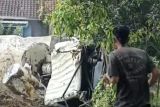 Truk molen beton terguling di jalan raya Selong Belanak (Video)