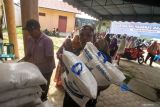 Warga membawa beras yang dibeli pada operasi pasar di Desa Kandang, Muara Dua, Lhokseumawe, Aceh, Selasa (7/2/2023). Operasi pasar tanggap inflasi tersebut sebagai upaya pemerintah dan perum Bulog membantu meringankan beban warga di tengah lonjakan harga sembako awal tahun 2023. ANTARA/Rahmad.
