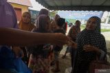 Warga mendatangi operasi pasar di Desa Kandang, Muara Dua, Lhokseumawe, Aceh, Selasa (7/2/2023). Operasi pasar tanggap inflasi tersebut sebagai upaya pemerintah dan perum Bulog membantu meringankan beban warga di tengah lonjakan harga sembako awal tahun 2023. ANTARA/Rahmad.
