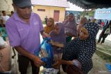Petugas menyerahkan telur kepada warga pada operasi pasar di Desa Kandang, Muara Dua, Lhokseumawe, Aceh, Selasa (7/2/2023). Operasi pasar tanggap inflasi tersebut sebagai upaya pemerintah dan perum Bulog membantu meringankan beban warga di tengah lonjakan harga sembako awal tahun 2023. ANTARA/Rahmad.

